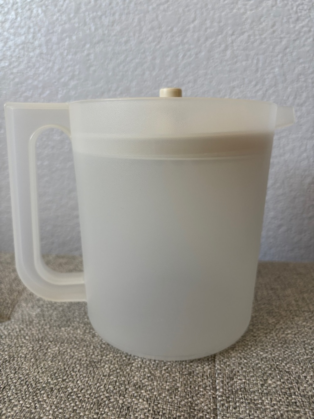 vintage Tupperware pitcher go between 1.5 quart